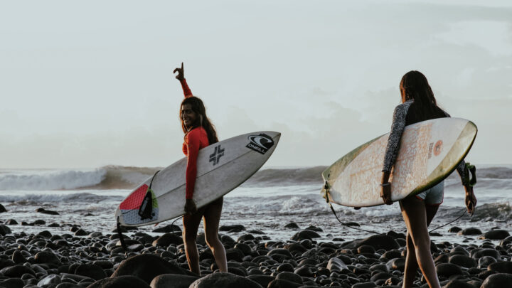 Female surfers in El Tunco